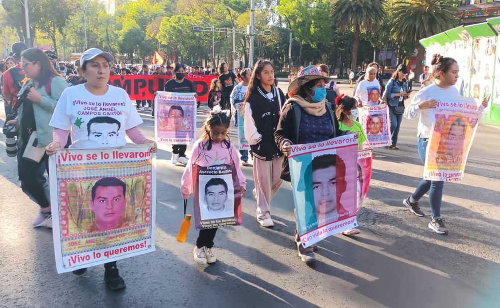 Abrumados por la liberación el miércoles de 8 militares, familiares de los 43 normalistas desaparecidos de Ayotzinapa iniciaron la primera protesta de 2024. Foto: Manuel Espino/ EL UNIVERSAL