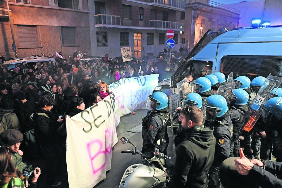 En Italia, activistas de la organización Non Una Di Meno (ni una menos) se enfrentaron a la policía. Foto: Alessandro Di Marco | EFE