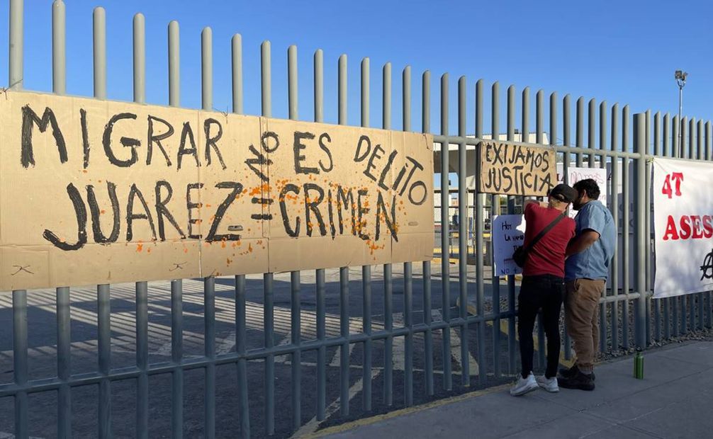 Llevan flores y velas a estación migratoria incendiada en Ciudad Juárez, donde murieron 39 migrantes/ Paola Gamboa. EL UNIVERSAL 