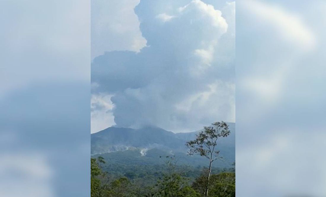 Volcán en Costa Rica hace erupción con columna de ceniza y gases de 3 mil metros de altura