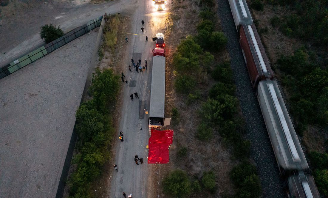 Detienen a cuatro mexicanos por muerte de 53 migrantes en camión en Texas en 2022