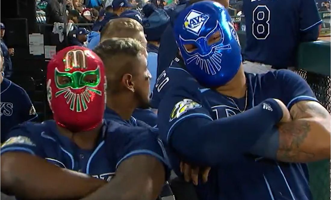 VIDEO: Randy Arozarena celebra jonrón de Isaac Paredes con máscara de luchador