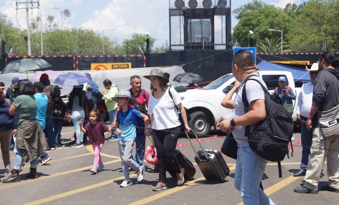 Suman 10 vuelos cancelados y casi mil viajeros varados por bloqueo de maestros en aeropuerto de Oaxaca