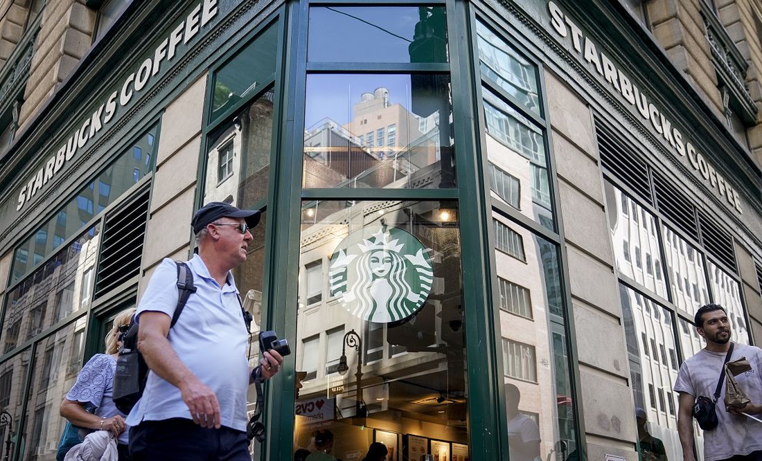 Acusan a Starbucks de prohibir decoraciones alusivas a la comunidad LGBTQ+; la empresa lo niega