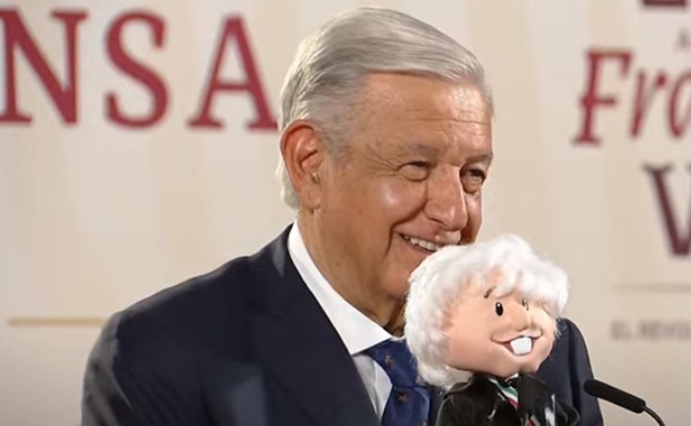 López Obrador muestra en su mañanera un AMLITO que repite frases como "me canso ganso" y "lo que diga mi dedito". Foto: Captura de pantalla