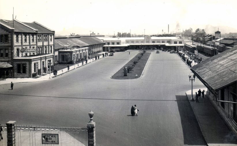 El patio de la antigua estación de ferrocarriles de Buenavista en una fotografía de los años 40. El sitio de la toma hoy corresponde a la calle de Héroes Ferrocarrileros entre Insurgentes Norte y Jesús García. Imagen: Col. Villasana-Torres