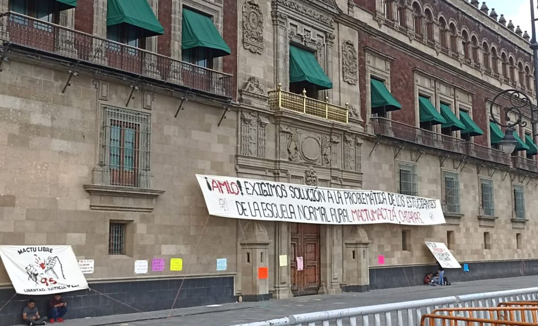 Normalistas de Chiapas saltan vallas metálicas de Palacio Nacional y colocan manta abajo del Balcón Presidencial