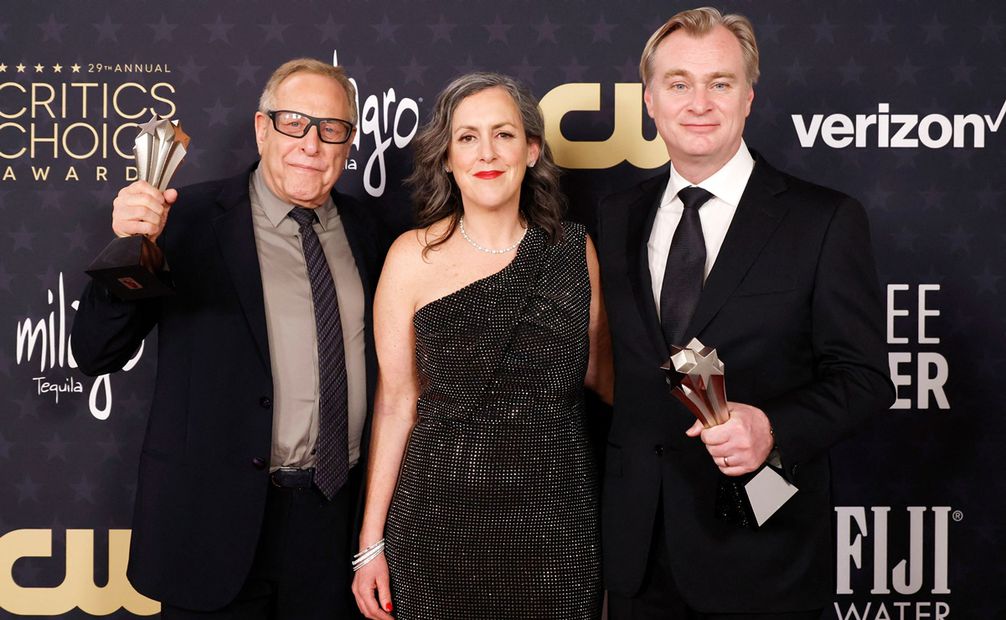 Charles Roven, Emma Thomas, y Christopher Nolan, ganadores de el premio a Mejor Película por "Oppenheimer" . Foto: AFP