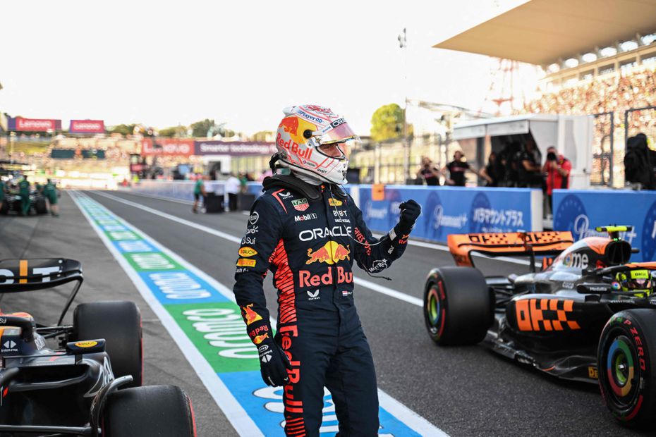 Max Verstappen celebra su pole position en la clasificación del Gran Premio de Singapur - Foto: AFP
