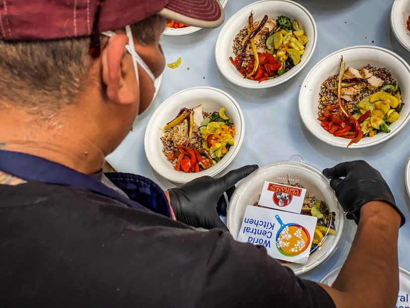 La fundación del chef José Andrés pretende ayudar en dos vías, tanto al ramo restaurantero como a las personas que más lo necesitan / Foto: World Central Kitchen