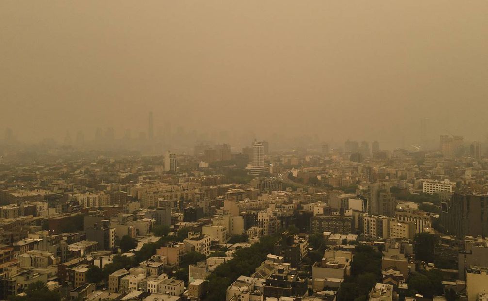 Vista aérea de Brooklyn y Manhattan, tras los incendios en Canadá que han afectado el aire. Foto: EFE