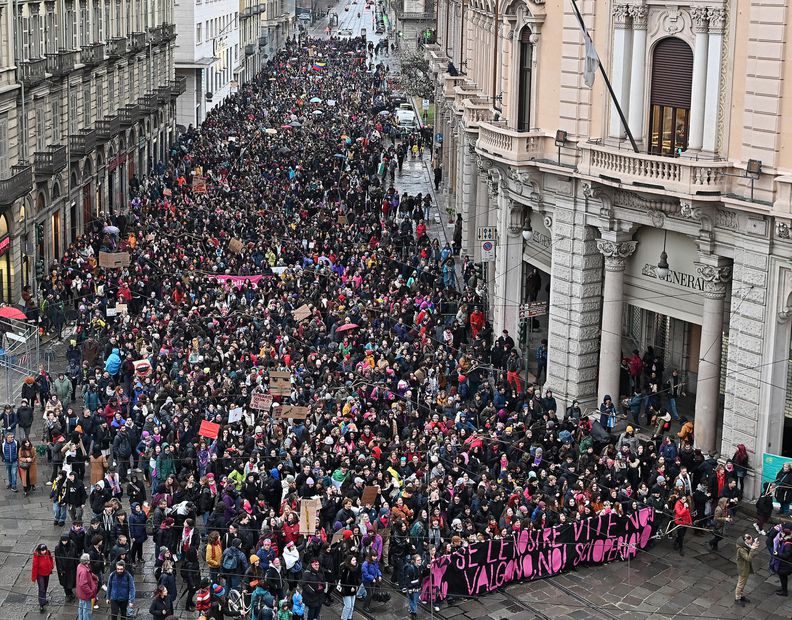 Protestas 8M en Turín, Italia. Foto: EFE/EPA/ALESSANDRO DI MARCO