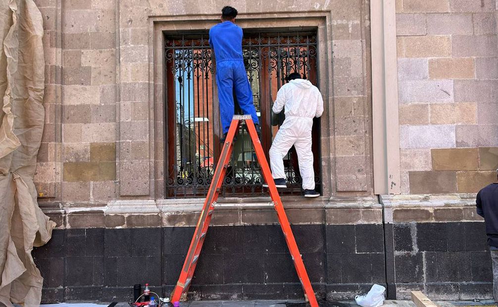 Rehabilitación de cristales de Palacio Nacional por irrupción de normalistas de Ayotzinapa. Foto: Iván Montaño / EL UNIVERSAL