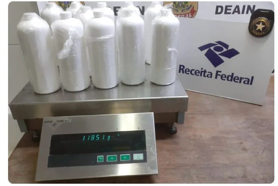 Las autoridades brasileñas mostraron las 11 botellas con la carga de metanfetamina líquida que un mexicano intentó introducir este viernes en un aeropuerto de Brasil en un vuelo comercial procedente de México. (Globo News TV, de Brasil)