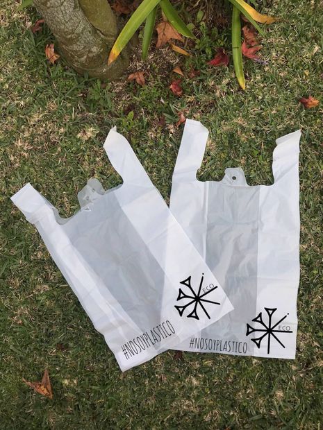 Una oferta de bolsas “de camiseta desechable, no plástica” fue parte de la promoción de la guatemalteca Ana Gabriela Rubio Zea en Facebook en defensa de la naturaleza. FOTO: FACEBOOK