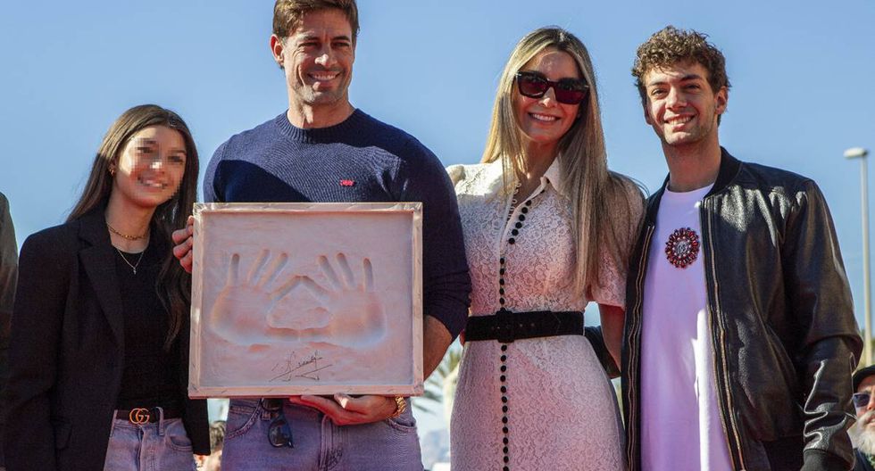 William Levy receives the film award in Spain, accompanied by Elizabeth Gutierrez and her children
