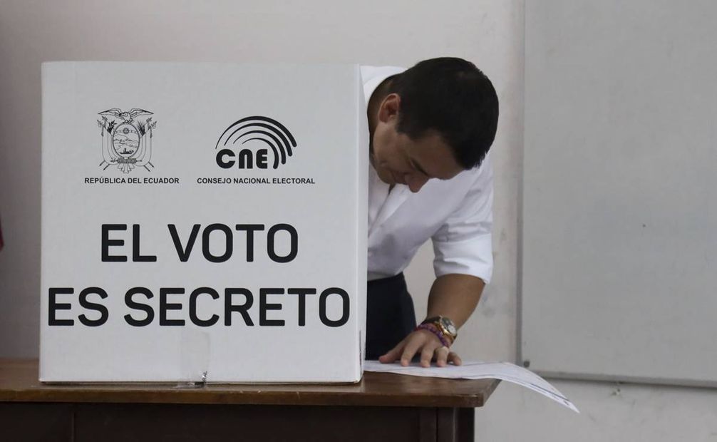 El presidente Daniel Noboa marca su boleta para un referéndum que respaldará nuevas medidas de seguridad para reprimir a las bandas criminales responsables del aumento de la violencia. Foto: AP