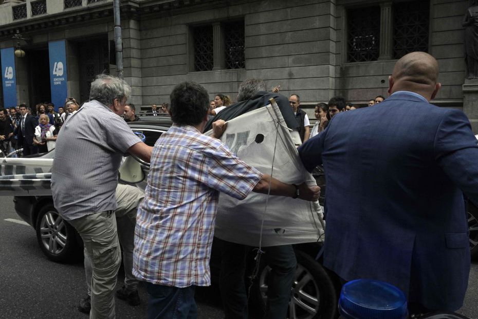 Argentinos, durante una protesta contra Javier Milei antes de que asumiera la presidencia, el pasado 10 de diciembre. FOTO: JUAN MABROMATA. AFP