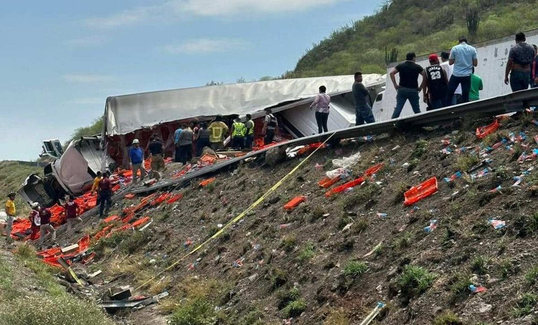 Tras rapiña en volcadura de tráiler de galletas, camioneta embiste a 5 personas en Sinaloa
