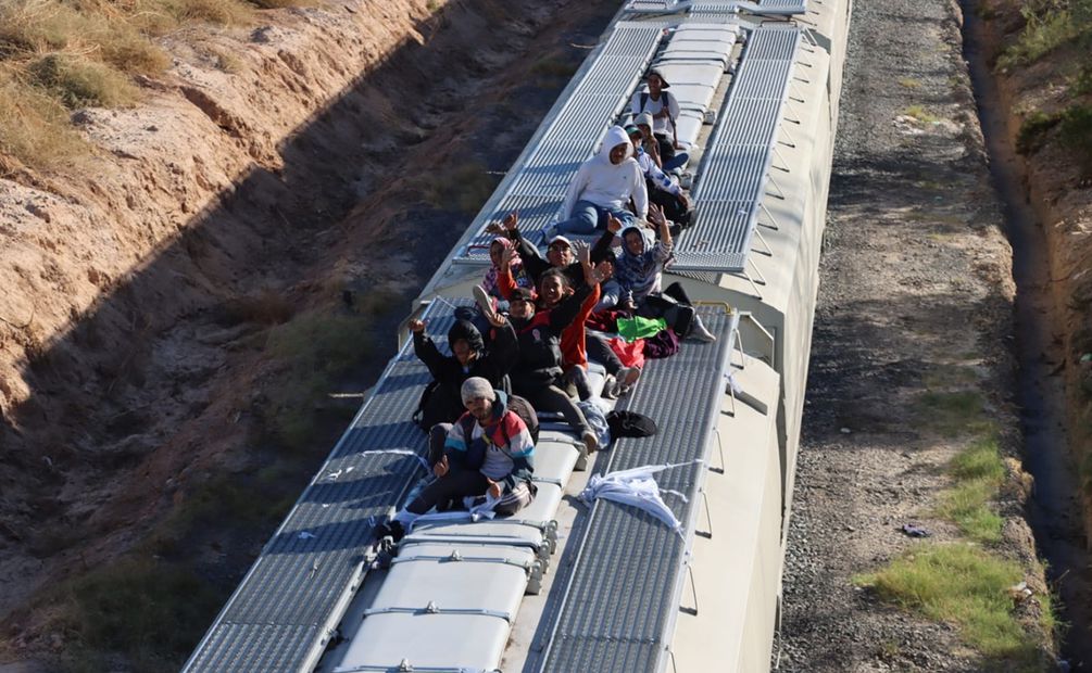 En el tren que llegó esta tarde se observó a familias y mujeres que viajaban con bebés, así como hombres solos. Foto: Paola Gamboa / EL UNIVERSAL