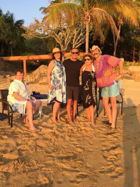 Chabelo y Luis Miguel se reencontraron en 2018 en una playa privada, se´gun relató Adriana Riveramelo en un hilo de Twitter. 
<p>Foto: Twitter