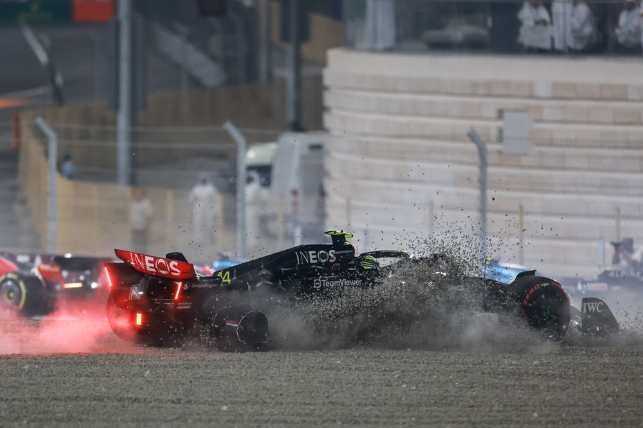 Lewis Hamilton, tras chocar durante la carrera del Gran Premio de Qatar - Foto: EFE