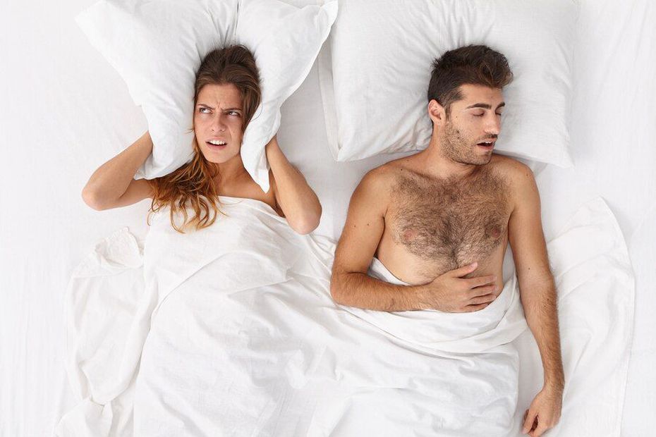 Los ronquidos son fuente inagotable de conflicto en parejas que duermen juntas. Fuente: Freepik.
