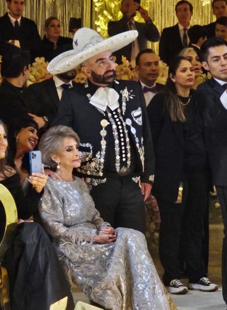Vicente Fernández Jr. y doña Cuquita durante la ceremonia.
<p>Foto: Instagram