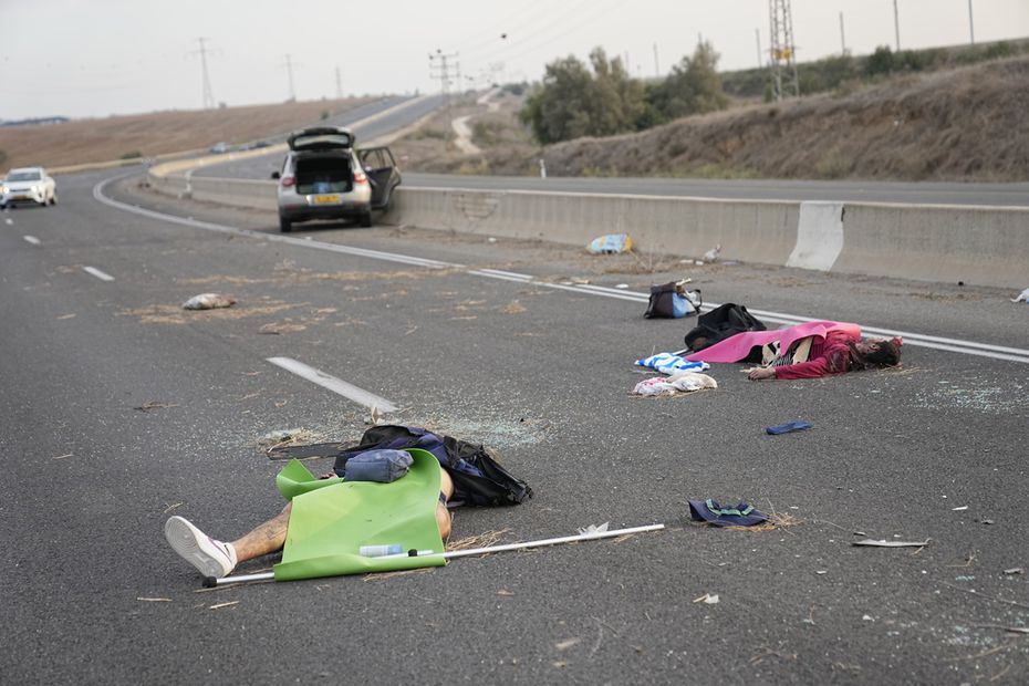 Palestinos armados yacen en la carretera cerca de Sderot, Israel, el sábado 7 de octubre de 2023. Foto: AP