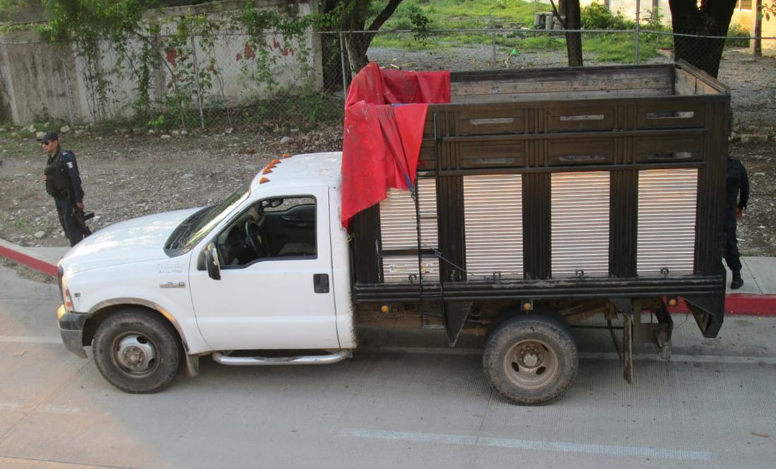 Empleados de Seguridad de Chiapas fueron transportados en camión de redilas para ser liberados