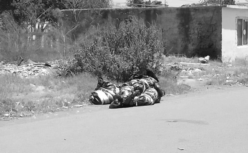 Los cuerpos sin vida de tres personas envueltos en bolsas negras de plástico y enrolladas con cinta gris fueron encontrados al sur de Cajeme, Sonora. Foto: Especial