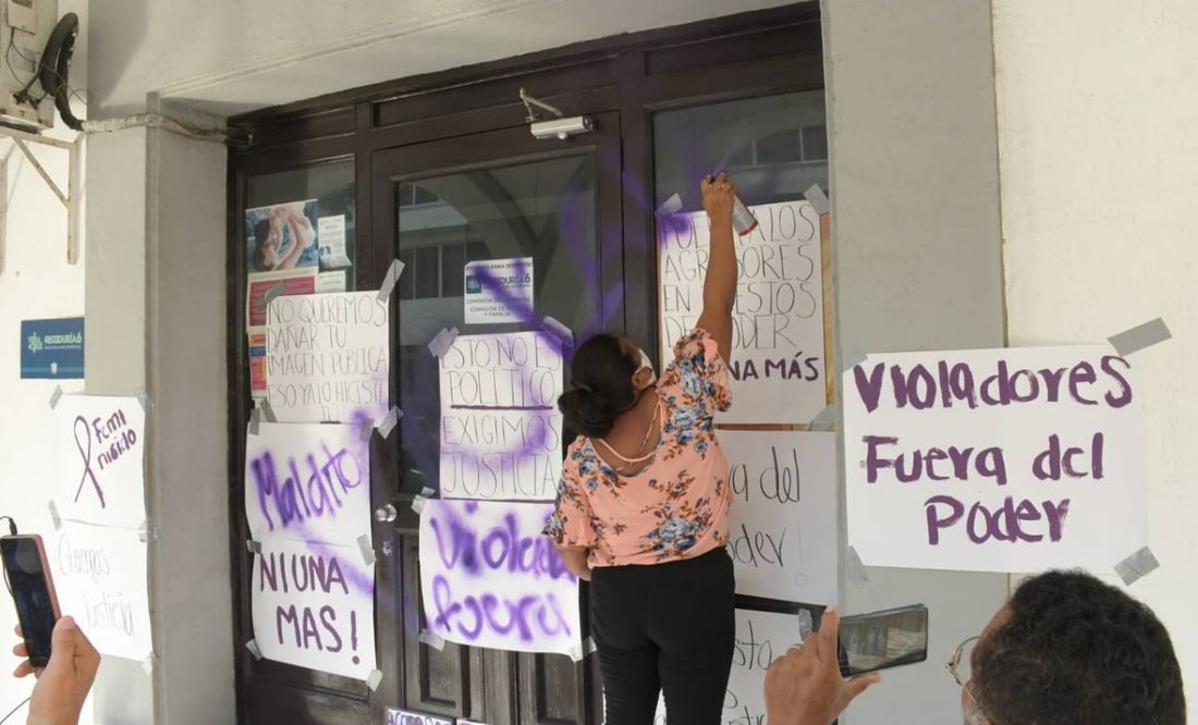 “Violadores fuera del poder”, mujeres protestan en oficina de regidor de Veracruz