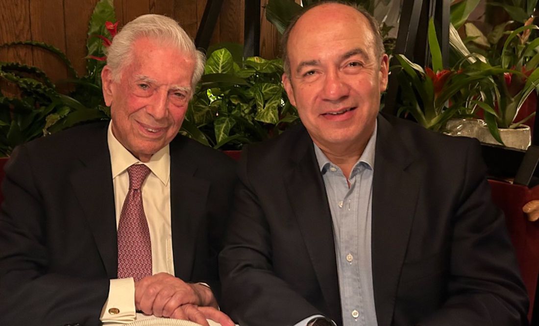 Felipe Calderón dialoga con Mario Vargas Llosa, 'preocupado sentidamente' por AL