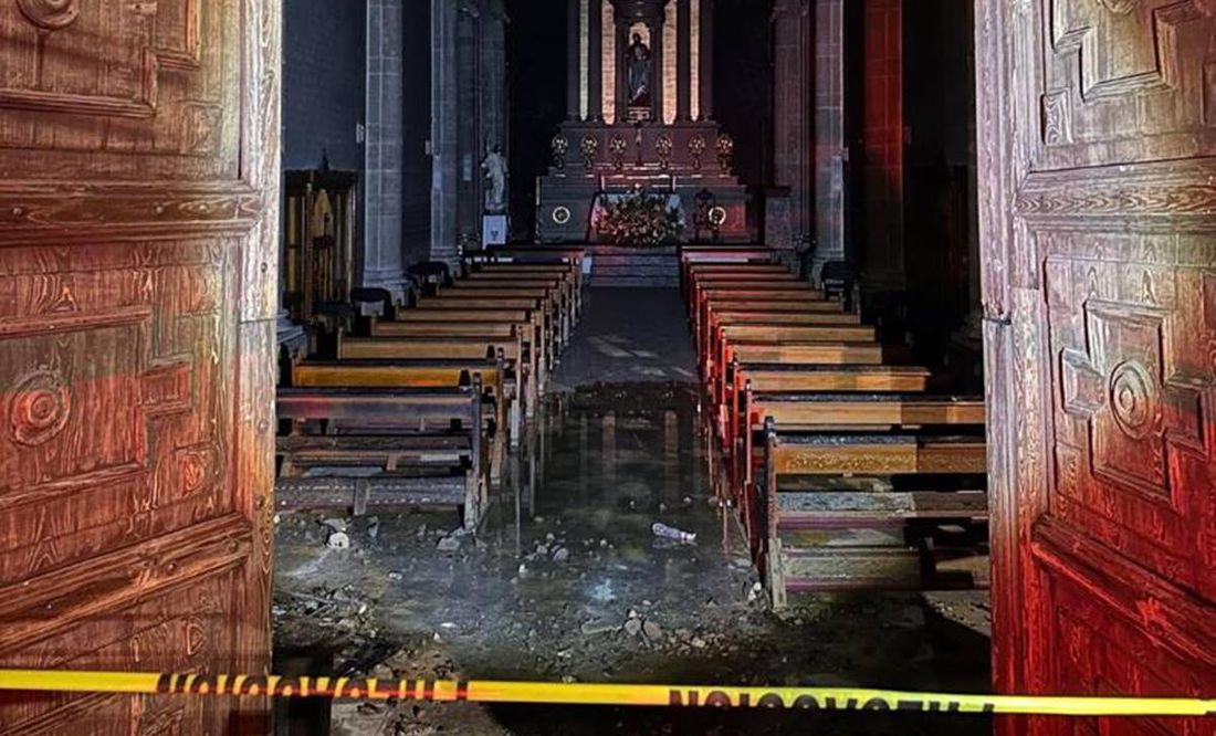 Sujeto prende fuego al templo de Santiaguito en Irapuato; varios objetos quedaron en cenizas