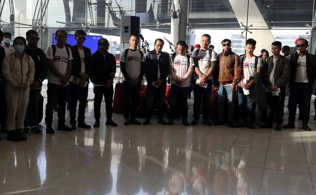 El primer grupo de 17 rehenes tailandeses liberados por Hamas regresó a Tailandia. Hasta el momento 23 rehenes tailandeses han sido liberados y que nueve siguen cautivos de Hamas. Foto: EFE