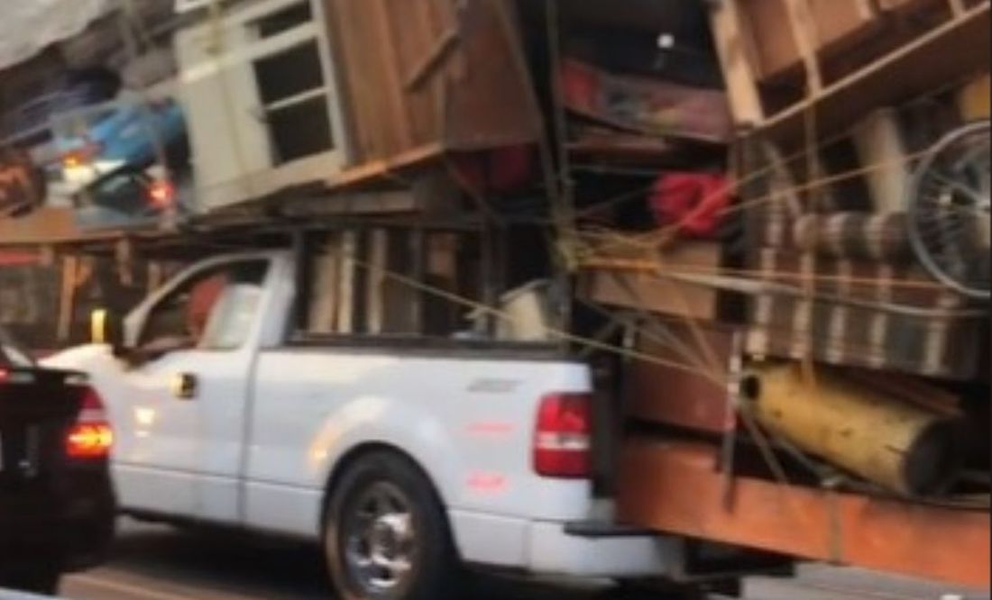 Camioneta pone en peligro a conductores al llevar un gigante volúmen de carga en medio de una mudanza