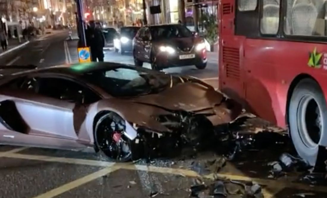 VIDEO: Lamborghini Aventador SVJ choca contra camión en Londres