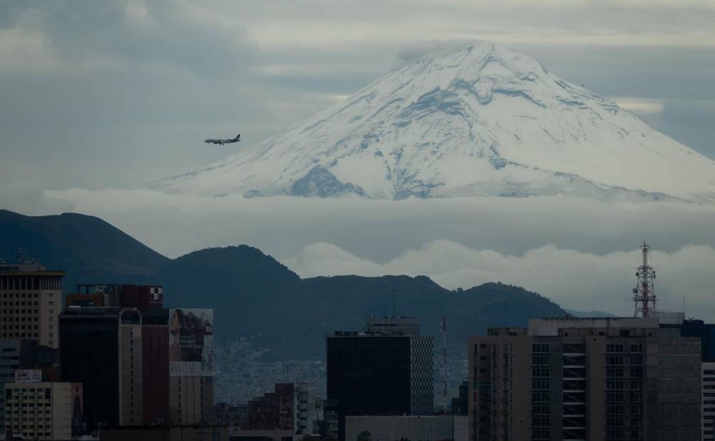 CIUDAD DE MÉXICO, 23NOVIEMBRE2023.- Los volcanes Popocatépetl e Iztaccíhuatl son visibles desde la zona poniente de la capital del país. Ambos con presencia de nieve en las cúpulas. FOTO: GALO CAÑAS/CUARTOSCURO.COM