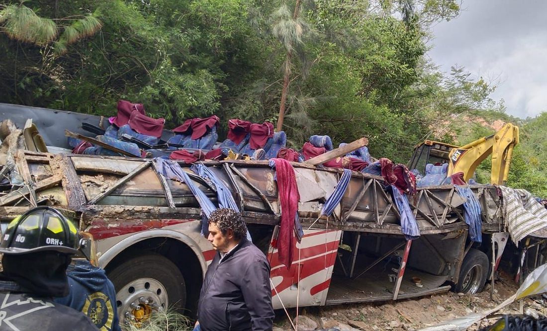 Lista de lesionados y fallecidos tras caer autobús en barranco de Magdalena Peñasco, Oaxaca