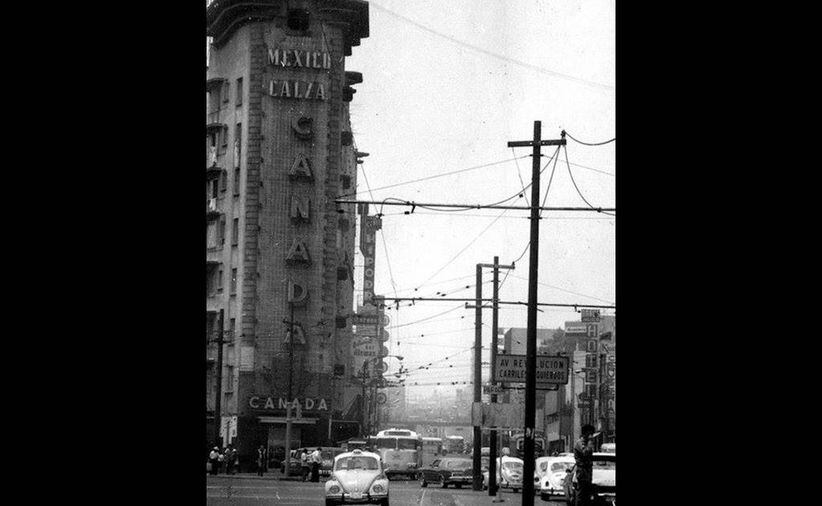 La antigua Calzada de Tacubaya, hoy Circuito Interior, y la avenida Jalisco, en 1975. Destaca el Edificio Ermita, construido por Juan Segura en 1931, que lucía la publicidad de "Canadá", además del anuncio del cine Hipódromo. 