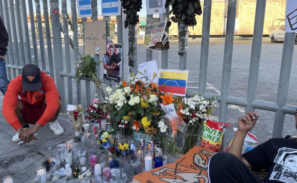 Llevan flores y velas a estación migratoria de Ciudad Juárez, donde murieron 39 migrantes / Foto: Paola Gamboa. EL UNIVERSAL 