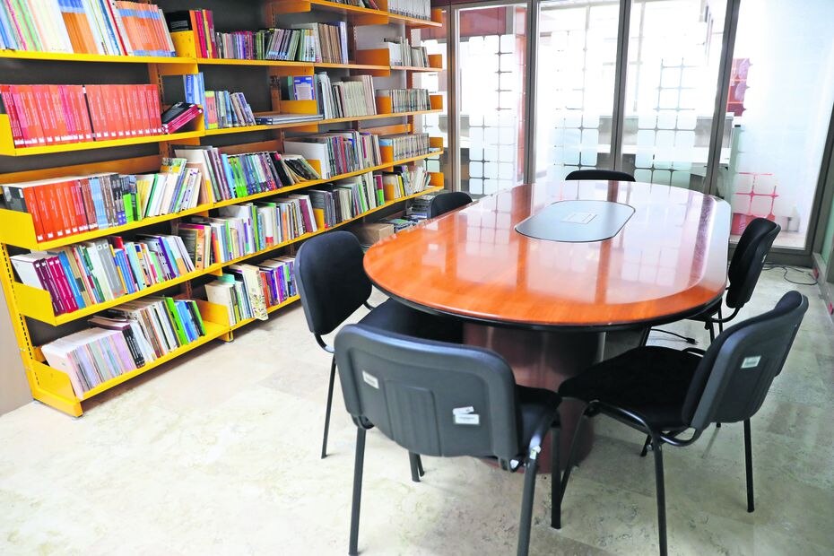 El inmueble dispone de una pequeña biblioteca, donde se encuentran libros referentes a los pueblos indígenas de México.