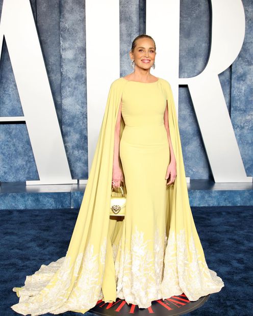 Sharon Stone deslumbró en los premios Oscar con su vestido con capa amarillo. Fuente: Instagram @sharonstone