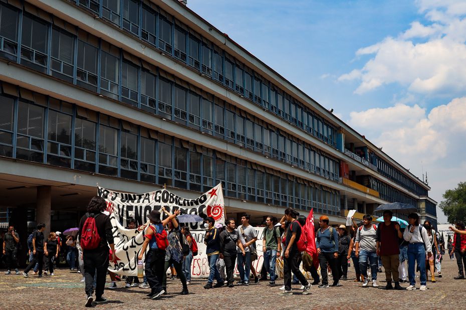 Estudiantes de la UNAM marcharon en Ciudad Universitaria para exigir que se mantengan las becas.
<p>Foto: Hugo Salvador/ El Universal