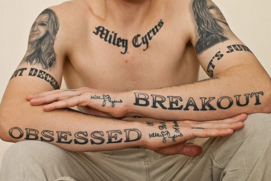 Un hombre se hizo 29 tatuajes de Miley Cyrus, ella lo trató de espeluznante y él prometió borrárselos