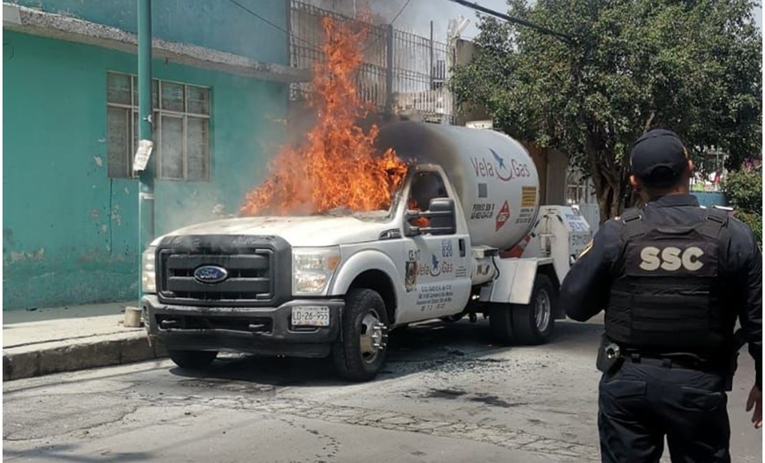Hombres presuntamente armados atacan pipa de gas y la incendian; vecinos de Iztapalapa la apagan