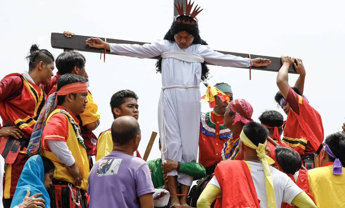 Con crucifixiones y flagelos, fieles celebran el Viernes Santo en Filipinas