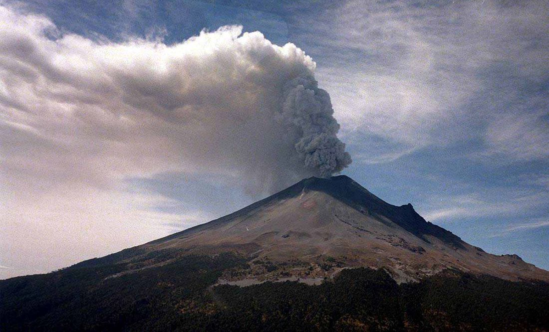 Capta en video estruendos del Popocatépetl desde faldas del volcán; “ahora sí ya me espanté'