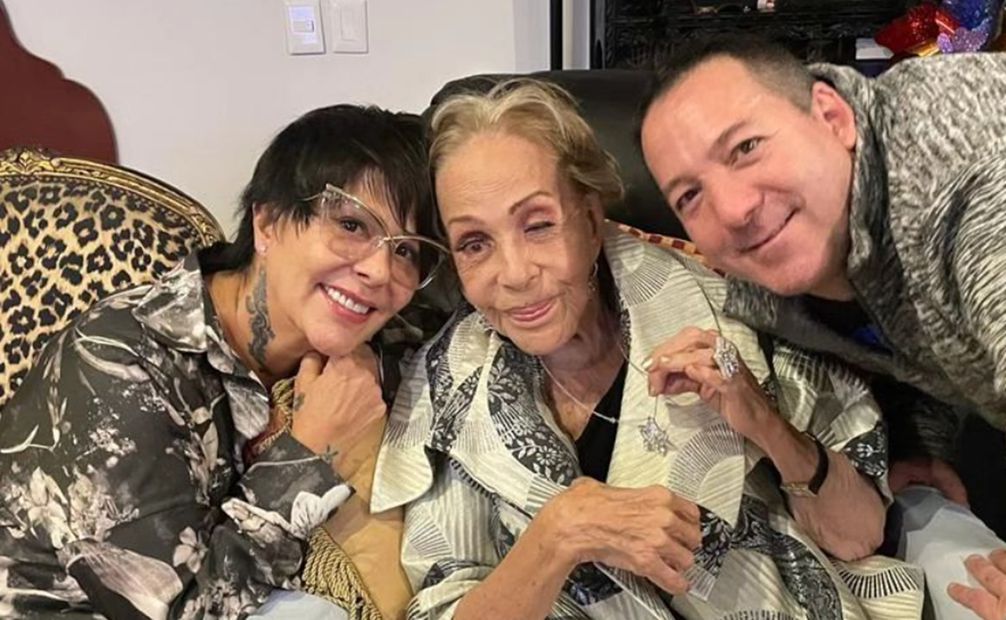 Alejandra Guzmán publica foto con su madre y su hermano Enrique. Foto: Instagram Alejandra Guzmán.