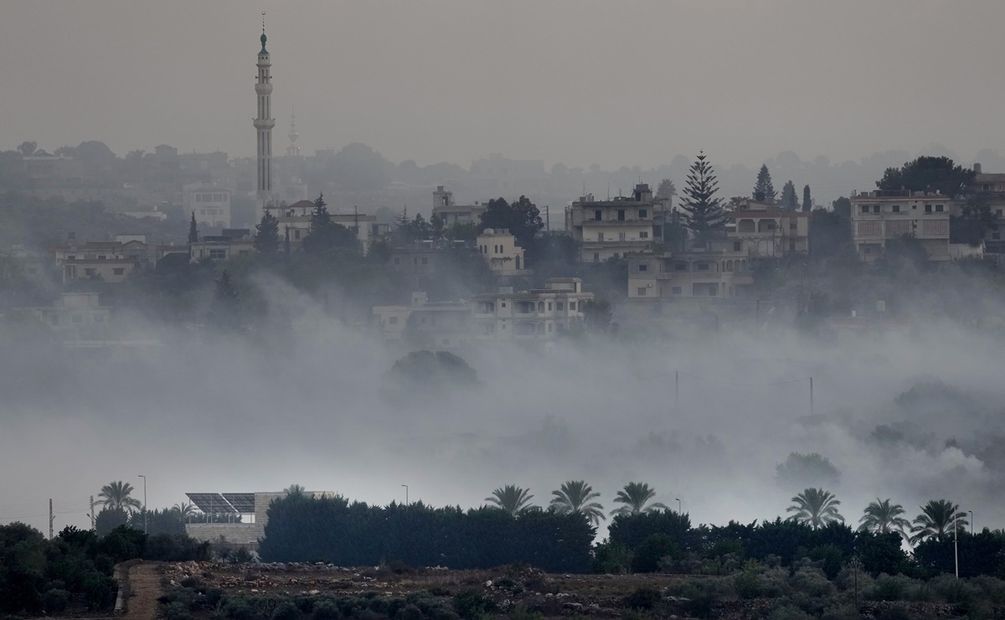 Humo proveniente de artillería en Dahaira, una aldea libanesa en la frontera entre Israel y el Líbano el 16 de octubre de 2023. Foto: AP
